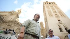 El l�der de Vox, Santiago Abascal, junto al candidato a la presidencia de la Junta de Andaluc�a, Manuel Gavira, durante la campa�a.