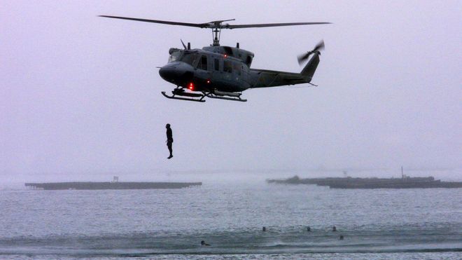 Los buceadores de combate, en uno de los ejercicios que se llevaron a cabo en la r�a de Vigo a finales de marzo del 2001.