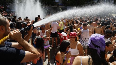 La batucada incluyó fiesta del agua.