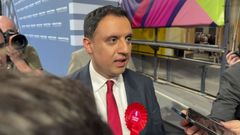 El l�der laborista escoc�s, Anas Sarwar, atiende brevemente a la prensa antes de abandonar este viernes el centro de recuento de Glasgow
