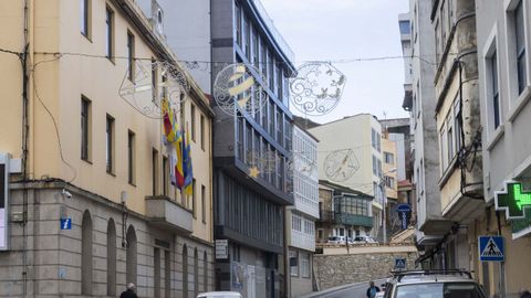 Luces navideas recin colocadas en Malpica