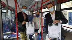 Germ�n Rodr�guez, Telmo Ucha y Jos� Mar�a D�az, en un autob�s de Ourense