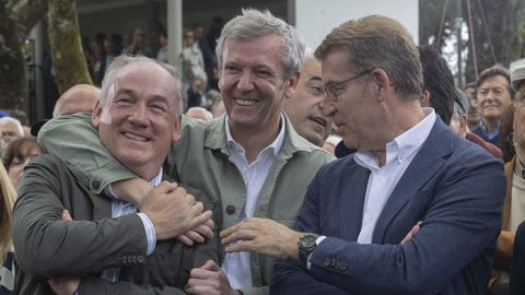 Miguel Lorenzo, candidato del PP en A Corua, con Alfonso Rueda y Alberto Nez Feijoo en la romera popular celebrada en O Pino el 23 de abril