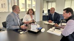 El portavoz del colectivo de celadores, Gustavo Olmedo, con el gerente del �rea sanitaria, Jos� Flores, y el director de Recursos Econ�micos, Vicente Garc�a
