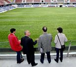Agust�n Fern�ndez y t�cnicos municipales en una visita a Pasar�n para evaluar el estadio.