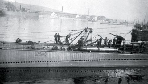 Traslado de torpedos del submarino C-5 de la Armada Espaola, poco antes de intervenir en la Guerra Civil en el bando republicano. El C-5 se hundi frente a la costa asturiana en 1936