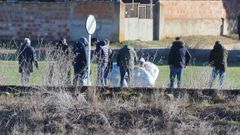 Investigadores trabajan en la zona donde fue hallado el cuerpo de la joven Esther L�pez en Traspinedo