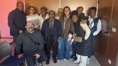 La regidora de Burela, Carmela L�pez, y el primer teniente de alcaldesa, Mario Pillado, con varios caboverdianos residentes en la localidad mari�ana