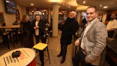 Iago Campo, a la derecha, en la reapertura del Hotel Leyton