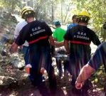 Evacuaci�n de una mujer en los Mu��os do Fol�n. 