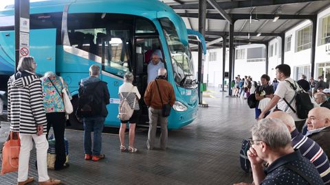 Viajeros en la estacin de autobuses de Lugo