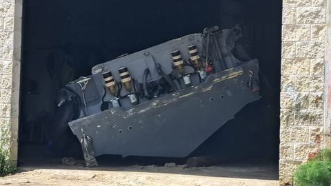 La narcolancha precintada y guardada en la nave municipal de Os Mu��os horas despu�s de ser sustra�dos los cuatro potentes motores.