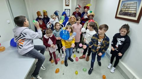 Sus majestades los Reyes Magos de Oriente visitaron la delegacin de La Voz de Galicia en Pontevedra