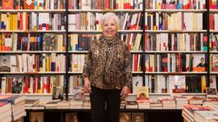 Conchita Quir�s, en su librer�a Cervantes de Oviedo, desde donde impuls� numerosas iniciativas culturales. La librera falleci� el pasado 24 de febrero
