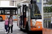 Autobuses urbanos de Tranv�as del Ferrol en la parada de Correos, en una imagen de archivo.