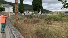 El alcalde Julio �lvarez junto al terreno donde estar� el cementerio