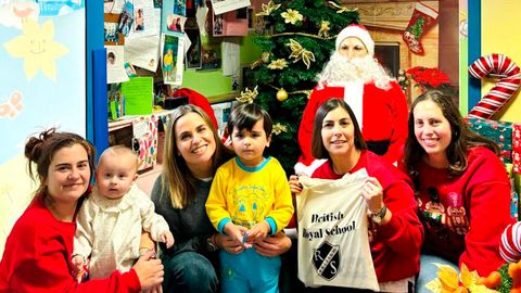 Todas las familias llevaron su bolsa de Navidad con turrones, champn y otros regalos.