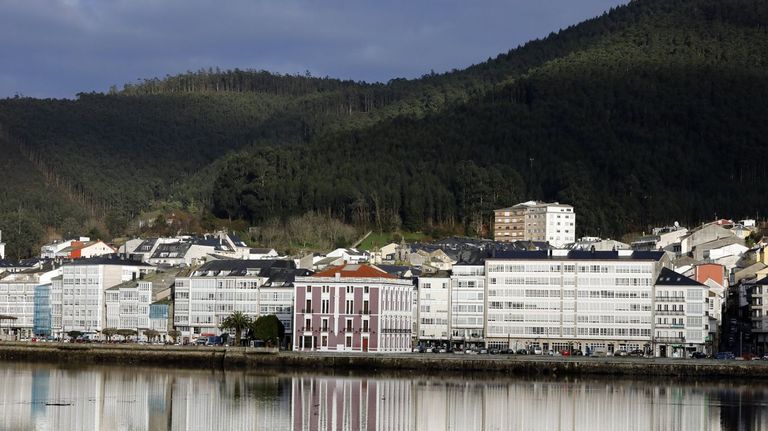 <span lang= gl >Vista do interior d&aacute; r&iacute;a de Viveiro co Conservatorio Profesional de M&uacute;sica, que desenvolve numerosas actividades durante todo ou ano, en primeiro termo</span>