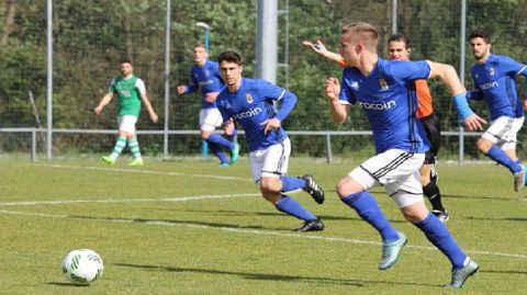 Remeseiro conduce el bal�n en un partido con el Vetusta