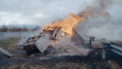 Manifestaci�n de ganaderos y agricultores con tractores en la autov�a A-52 en A Limia.