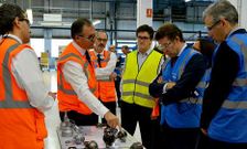 Feijoo y Conde visitaron ayer la factor�a de GKN en Vigo, donde conocieron los planes de la empresa.