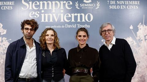 El cineasta David Trueba (derecha) junto a los actores David Verdaguer, Isabelle Renauld y Amaia Salamanca, durante la presentacin de la pelcula Siempre es invierno en Madrid