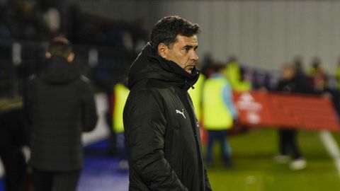 M�chel Salgado, entrenador del Girona FC, con gesto serio en el partido