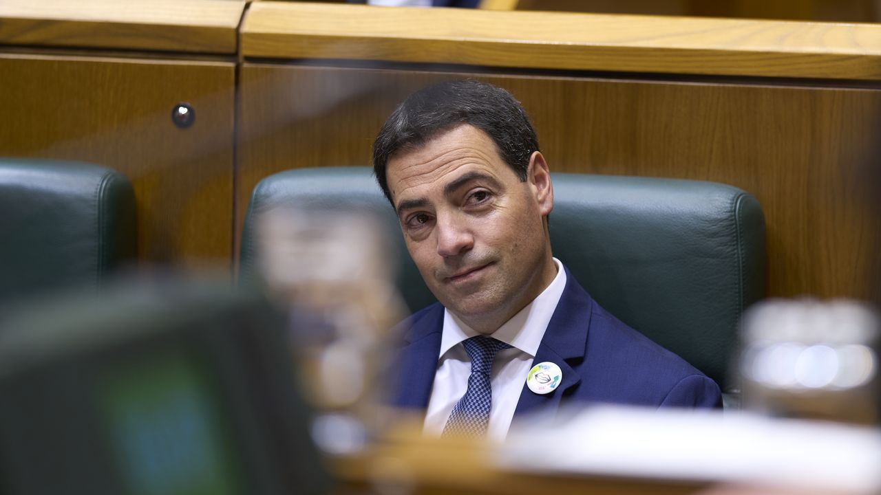 Imanol Pradales: «PSOE y PP deberían pensar que el exceso de crispación es jugar con fuego y engordar a Vox»