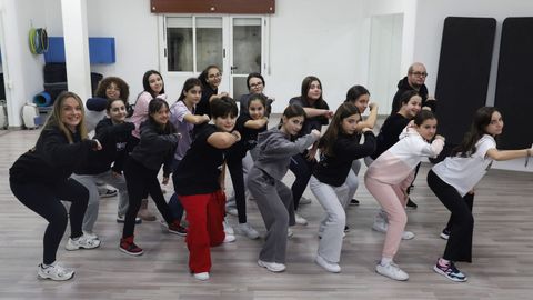 Yuri e Ivn, rodeando a uno de los grupos de adolescentes que van a clases de baile