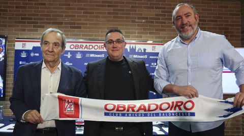 Raúl López (presidente del Obradoiro), Diego Epifanio (nuevo entrenador) y Héctor Galán (director general del Obra)