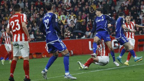 Derbi asturiano entre el Real Sporting de Gijon y el Real Oviedo en El Molin�n