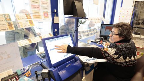 Pilar Roca, lotera burelense, esta ma�ana