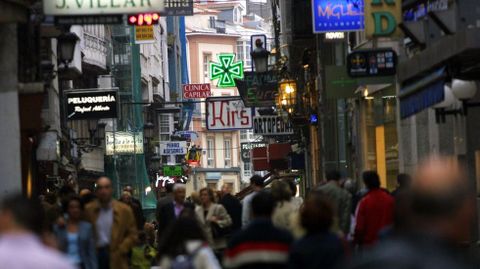 Imagen de la calle Real en el 2003, con el letrero del Kirs al fondo