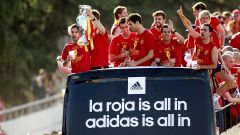 El autob�s con los jugadores de la selecci�n espa�ola atraviesa la zona de Moncloa de camino a la Plaza de Cibeles de Madrid, para las celebraciones por la consecuci�n de la Eurocopa