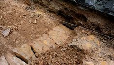 Las m�quinas desenterraron ayer por la ma�ana una antigua canalizaci�n de aguas residuales