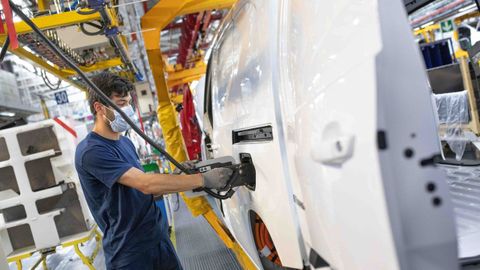 Trabajador de Stellantis Vigo en la lnea de montaje.