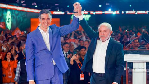 El presidente de Brasil, Luiz In�cio Lula da Silva (d), y el presidente del Gobierno, Pedro S�nchez (i), saludan durante la segunda y �ltima jornada del Global Progressive Mobilisation en Barcelona.