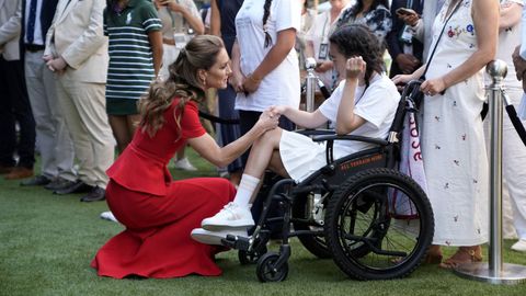Saludando a una joven en silla de ruedas