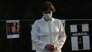 Una profesional sanitaria brasile�a participa en un homenaje a los compa�eros que han fallecido por coronavirus
