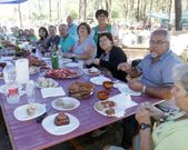 Hamburguesas a la parrilla, langostinos, n�coras, caracoles y anchoas fueron algunos de los manjares que se degustaron. 