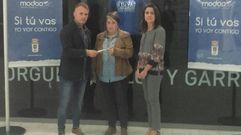 Asunci�n Gonz�lez recoge su vale de la Tienda Oficial del Real Oviedo