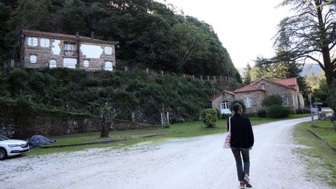 Las casas de los antiguos trabajadores de la central del Tambre est�n hoy vac�as despu�s de que en su d�a albergaran un alojamiento tur�stico