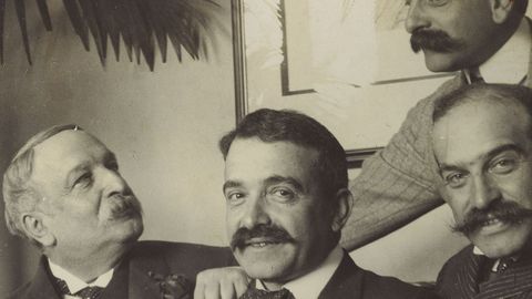 Aby Warburg ?en el centro de la imagen?, retratado en torno a 1902 junto a su padre y dos de sus hermanos.