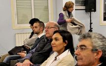 <span lang= es-es >La concejala cambia de sitio</span>. La edila pachista Mar�a Devesa (de pie) abandon� ayer su asiento en la fila del alcalde para sentarse con Laura Seara en un acto de Xuventudes Socialistas de Ourense.