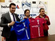 Santi Escobar, ayer acompa�ado por los directivos. 
