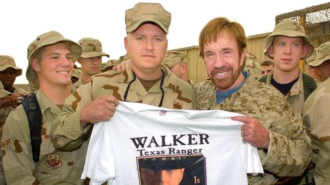 Chuck Norris posa con varios militares durante un encuentro con las tropas estadounidenses en Kuwait en el a�o 2006