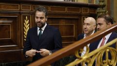 El diputado socialista Juanfran Serrano (i), que fue mano derecha del exdiputado Santos Cerdn, a su llegada a un pleno celebrado en el Congreso de los diputados.