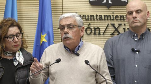 El portavoz del grupo socialista en el Ayuntamiento de Gijn, Luis Manuel Flrez (c), acompaado por todos los concejales socialistas y dirigentes de la FSA