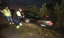 Las tres personas que viajaban en los coches accidentados en Cai�n fueron trasladadas. 