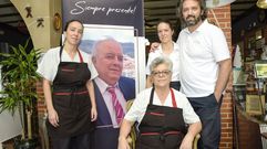Carmen y sus tres hijos, Gonzalo, Cristina y Carmen, con la foto del jefe que colocaron en el local tras su fallecimiento de forma inesperada a los 67 a�os.